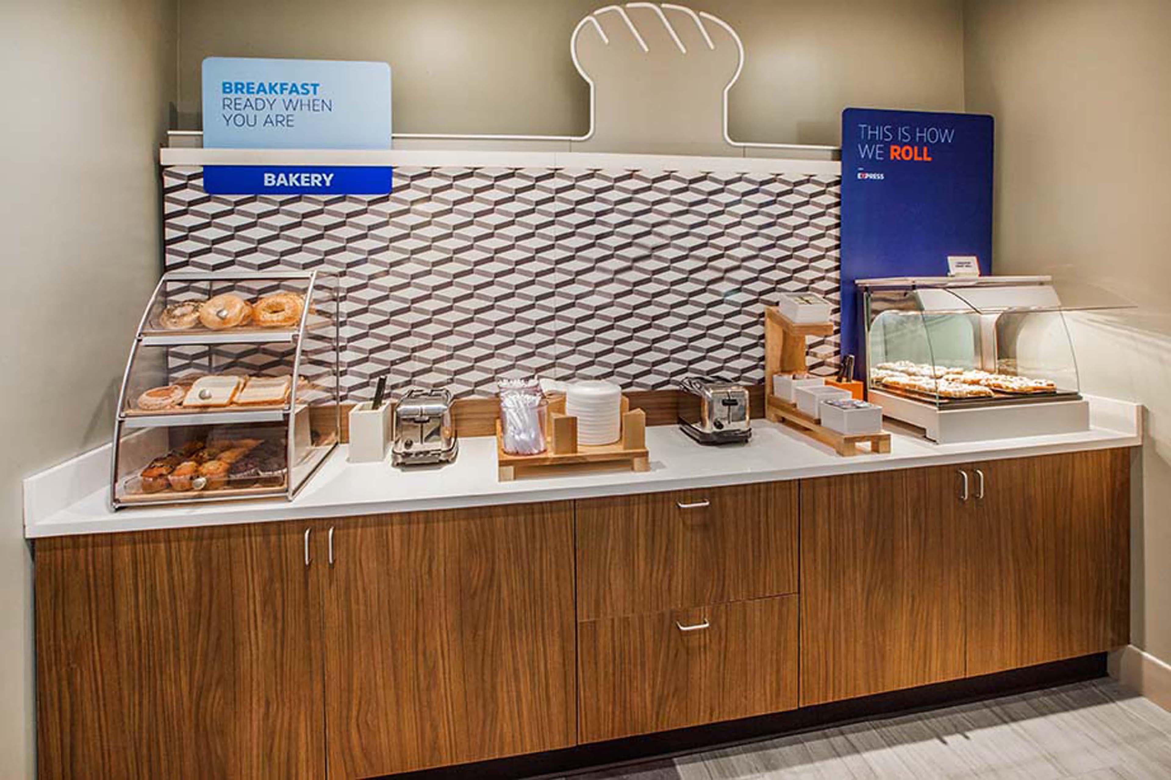 Holiday Inn Express & Suites Pueblo By Ihg Eksteriør billede